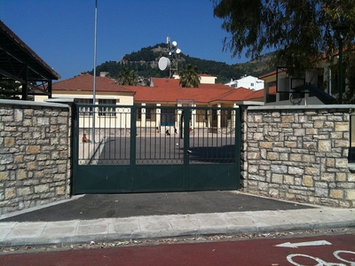 Κεραίες κινητής τηλεφωνίας δίπλα από σχο...