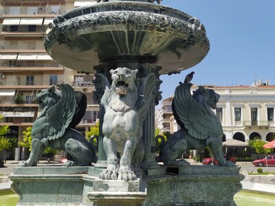 Ώρα Πατρών: Ασέβεια στα μνημεία....;