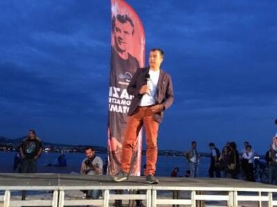 Το μπορντοροδοκόκκινο παντελόνι του Σταύ...