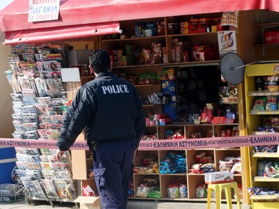 Ακράτα: Πήραν 1.200 ευρώ και τα ...τσιγάρα τους!