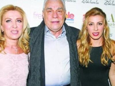 Ποια είναι η εντυπωσιακή ξανθιά σύζυγος ...