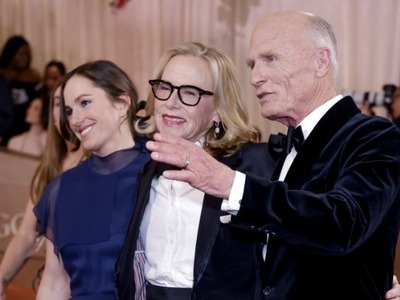 Έιμι Μάντιγκαν και Εντ Χάρις.