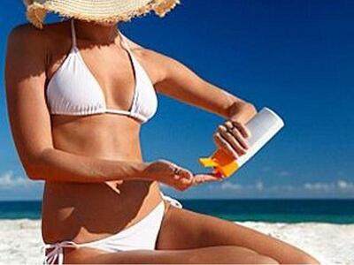 Όμορφη κάτω από τον καυτό ήλιο