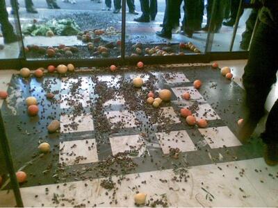 Ιδού τα πορτοκάλια που πέταξαν οι αγρότε...