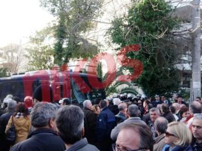 Έξω από το σπίτι του Σαμαρά οι ομολογιούχοι