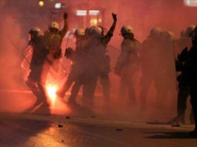 Συμπλοκή μεταξύ οπαδών της ΑΕΚ και του Π...