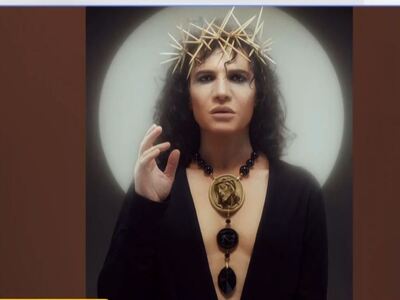 Ο Παντελής Καναράκης ποζάρει ως Ιησούς μ...