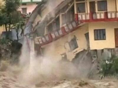 Τουλάχιστον 65 νεκροί και χιλιάδες αποκλ...