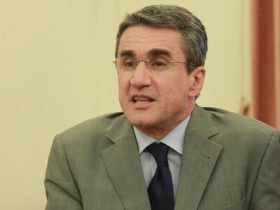 Με νόμο θα απαγορευτούν οι αυξήσεις μισθ...