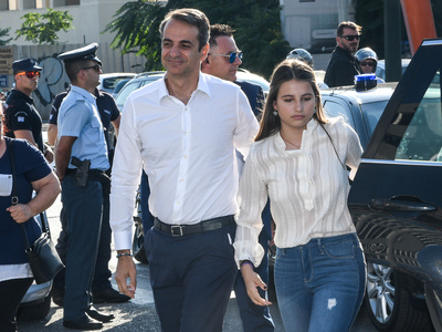 Αγκαλιά με την κόρη του Δάφνη στα γραφεί...