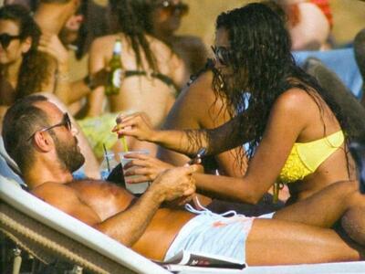 Τρυφερό στιγμιότυπο Κανάκη-Σαμαρά στην παραλία  