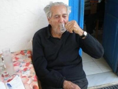 Η δουλειά και η ρακή του δίνουν χρόνια!