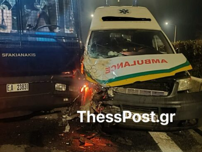 Λάρισα: Ασθενοφόρο έπεσε πάνω σε κλούβα ...