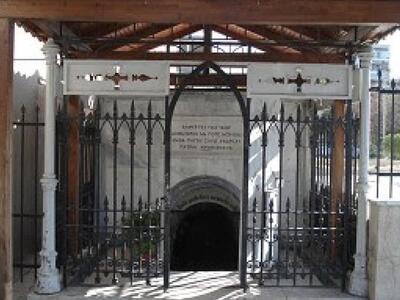 Η είσοδος της πηγής