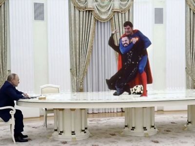 «Πάρτι» στο twitter με το τραπέζι  των σ...