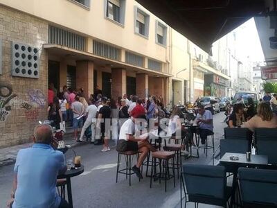 Συνωστισμός και ουρές στην είσοδο του ΕΦ...