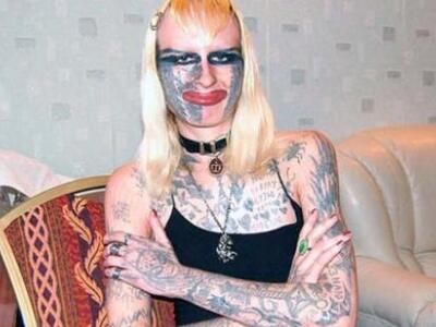 Γυναίκα από τη Ρωσία που έκανε τα τατουά...