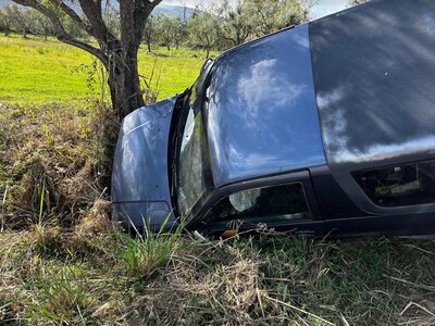 Δυτική Ελλάδα: Τζιπ εκτράπηκε και «καρφώ...