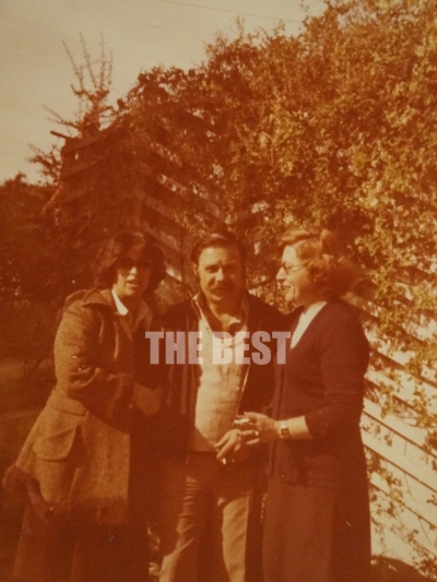 Η Ειρήνη Λυκούδη (δεξιά) στον κήπο της Ι...