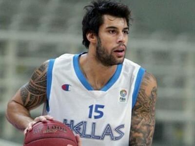 Έπιασε το μπουζούκι και έκανε όλη τη Εθν...