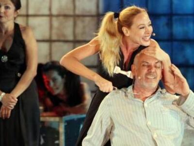 Τρεις γυναικείες αποχωρήσεις στην παράστ...