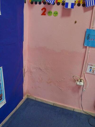 Υγρασία στους τοίχους του Νηπιαγωγείου Καμινίων