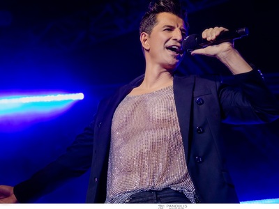 Ο Σάκης Ρουβάς με λαμπερή διάφανη μπλούζ...