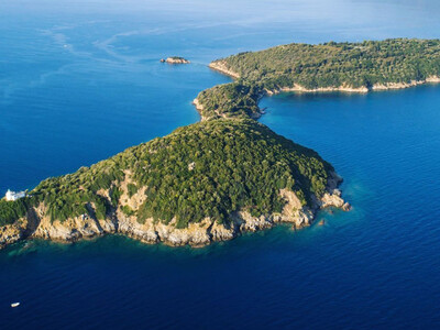 Αργυρόνησος - Το νησί χωρίς ρεύμα και ίν...