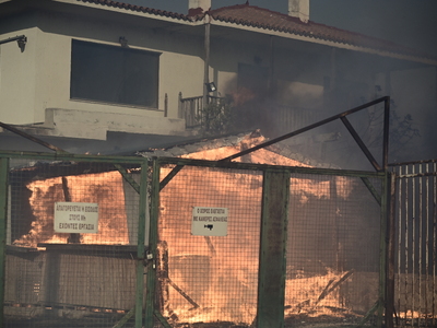 Πύρινη κόλαση στην Κερατέα: Ένας νεκρός στο Τογάνι- Καίγονται σπίτια και περιουσίες- «Βροχή» τα 112 για εκκενώσεις