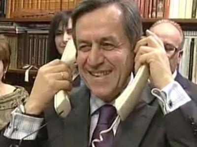 Ο Νίκος Νικολόπουλος μόλις μαθαίνει τα ε...