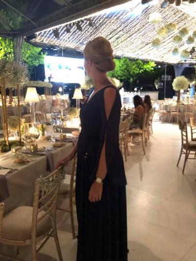 Κομψότατη με μπλε σκούρο φόρεμα και χαμη...