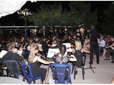 Η 50μελής Συμφωνική Ορχήστρα Νέων Ζυρίχη...