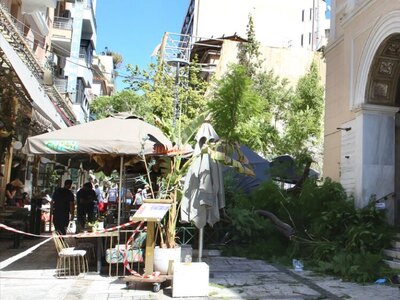 Κέντρο Αθήνας: Έπεσε δέντρο στην πλατεία...