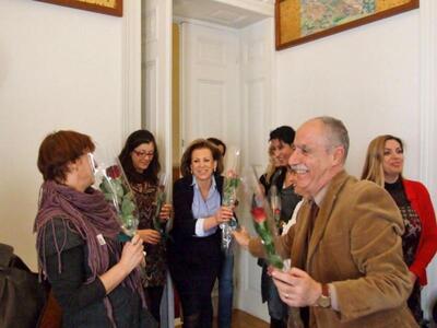 Πάτρα: Μοίρασε λουλούδια και ευχές στις ...