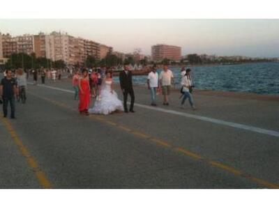 Γέμισε.. νύφες η νέα παραλία της Θεσσαλονίκης!