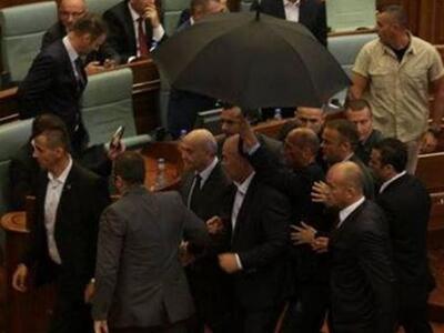 Βουλευτές έριξαν αβγά στον πρωθυπουργό τ...