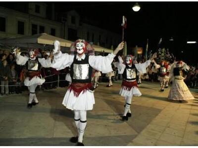 Δείτε ΦΩΤΟ από την παραδοσιακή αποκριάτι...