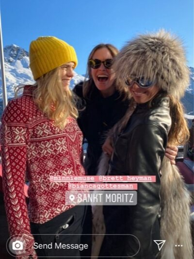 Φίλες της νύφης έκαναν σκι πριν την τελετή