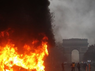 Ο Μακρόν επισκέφτηκε την Αψίδα του Θριάμ...