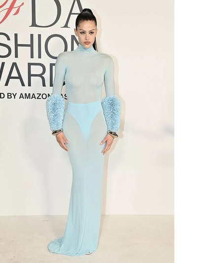 Aμέλια Γκρέι Χάμιλιν με Alaia