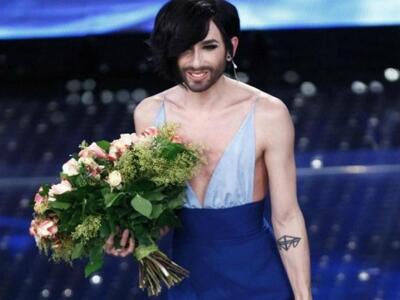 Η Κοντσίτα ενώ ετοιμάζεται να παραδώσει ...