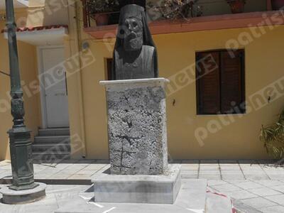 Αμαλιάδα: Μάρμαρο από προτομή έπεσε στο ...