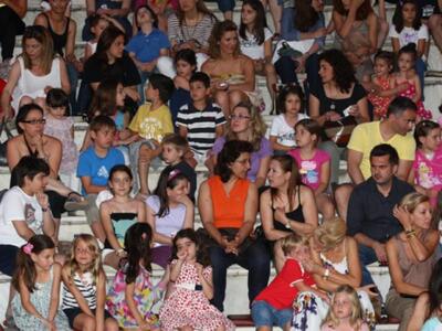 Δείτε φωτογραφίες από την παιδική παράστ...