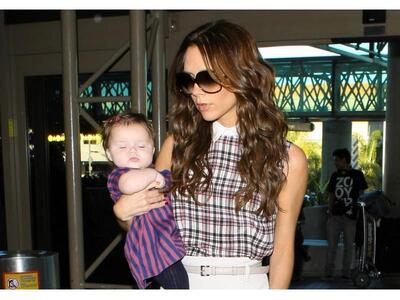 Βικτόρια και Χάρπερ Μπέκαμ με στιλ στο αεροδρόμιο 