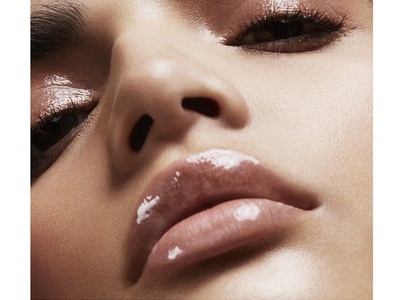 Tο στόμα φουσκώνει, ιριδίζει, μοιάζει σχεδόν υγρό