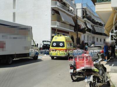 Πρέβεζα: Συγκρούστηκε με Ι.Χ. και στη συνέχεια έπεσε σε άλλο παρκαρισμένο