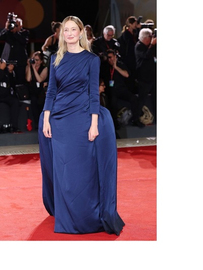 Aλμπα Ρορβαχερ με custom made Dior by JW Anderson