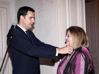 Η Έλσα Παπαδημητρίου λαμβάνει το μετάλλι...