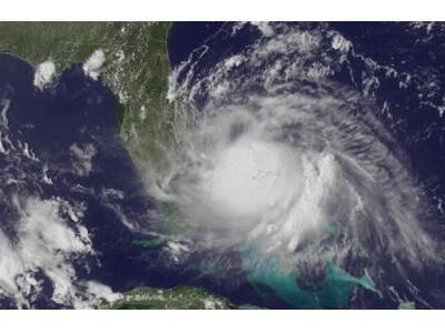 Ενισχύεται ο κυκλώνας Άρθουρ, καθώς πλησ...