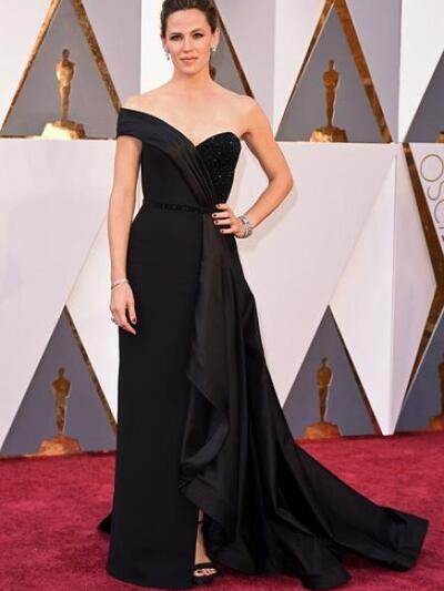 Tζένιφερ Γκάρνερ με Versace